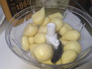 ぶんぶんチョッパーでにんにくをみじん切りしながら酒を飲みます