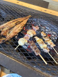 釧路観光ディナー「岸壁炉ばた」でセルフ炭火焼き＆夕焼けを堪能